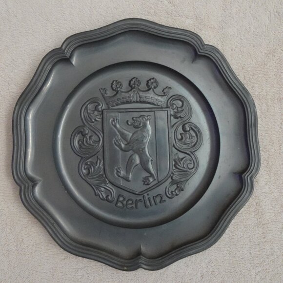 Vintage Embossed Pewter Plate Berlin Germany Bear Coat of Arms 9 Inch Decor Gift - Picture 6 of 9